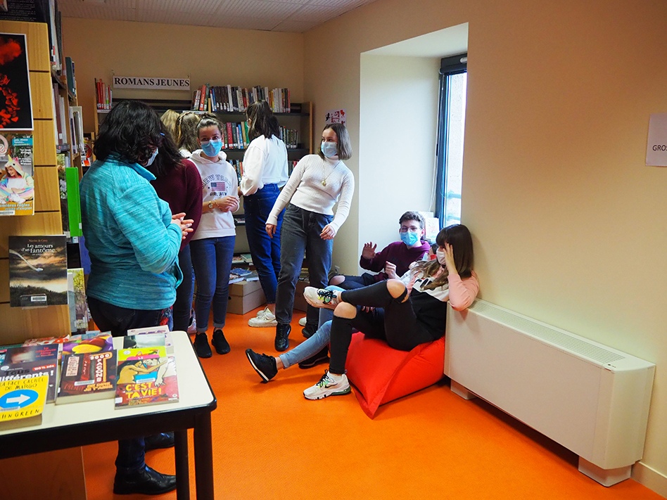 découverte de la médiathèque de l'argence à Argences-en-Aubrac pour les collégiens de Mur-de-Barrez Carladez.