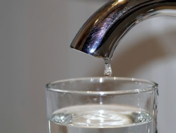 eau-robinet-verre