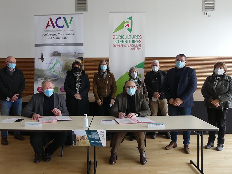 Signature convention CC Aubrac Carladez Viadène Chambre agriculture Aveyron Jean Valadier Jacques Molières