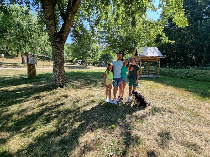 Fanny et Jérémy 38 ans et leurs enfants Jules et Madeline 13 ans et 8 ans et demi Saint-Chély d'Aubrac gîte groupe et camping