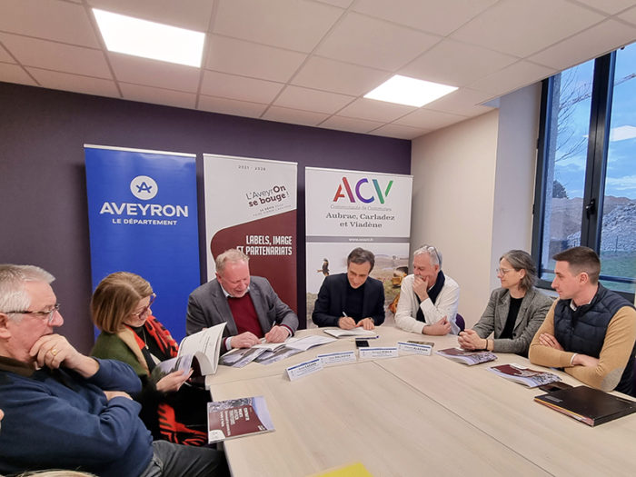 8 février 2023 Signature CPAT - CCACV CD12 Jean Valadier Arnaud Viala
