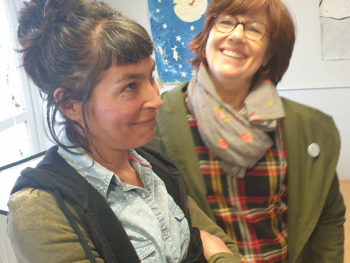La créatrice artistique Anaïs Combes (à gauche) et l'infographiste Emmanuelle Bailly (à droite) ont contribué à la réalisation du carnet.