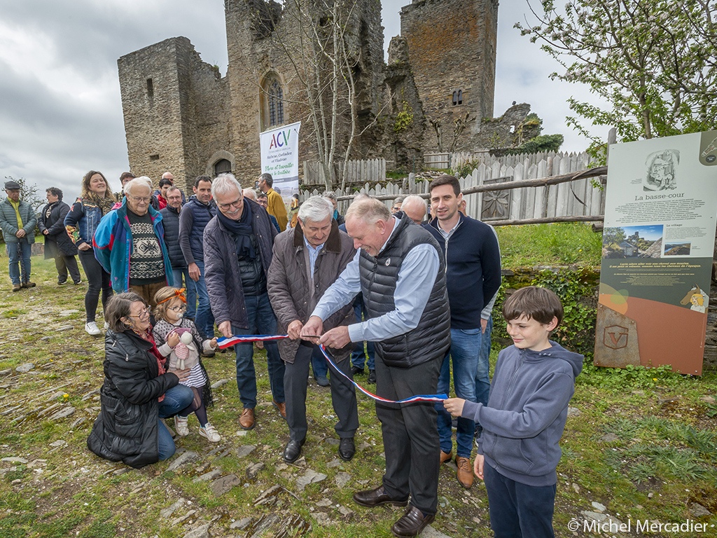 Inauguration valorisation hameau château Valon Lacroix-Barrez panneaux interprétation