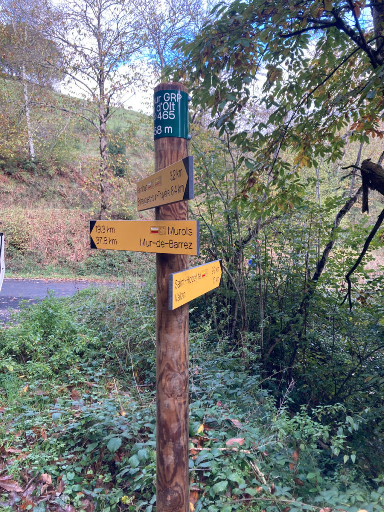 installation panneaux directionnels chemin grande randonnée gr465 aubrac carladez viadene chemin clunisien mur de barrez taussac murols chapelle de manhaval