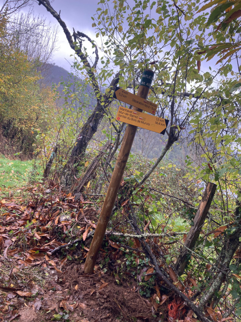installation panneaux directionnels chemin grande randonnée gr465 aubrac carladez viadene chemin clunisien mur de barrez taussac murols chapelle de manhaval