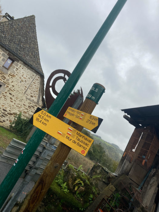 installation panneaux directionnels chemin grande randonnée gr465 aubrac carladez viadene chemin clunisien mur de barrez taussac murols chapelle de manhaval