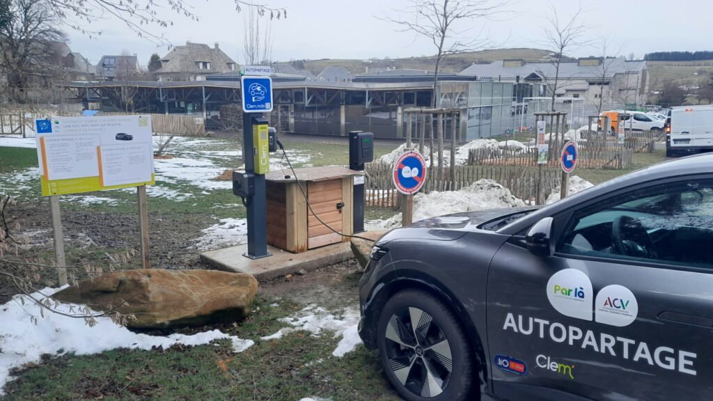 borne panneaux autopartage - nouveau service de mobilité en Aubrac Carladez Viadène