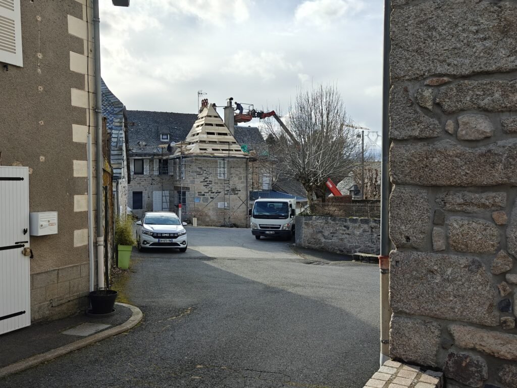 Chantier reprise toiture amélioration habitat Aubrac Carladez Viadène