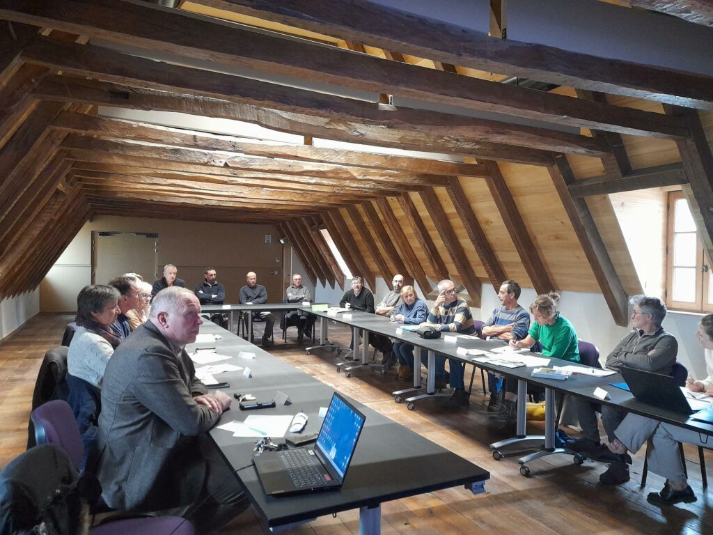 Photo de la rencontre des acteurs locaux autour des chemins de randonnée pédestre à Mur-de-Barrez