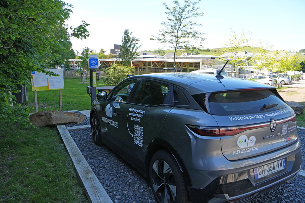 autopartage-station-borne-laguiole borne panneaux autopartage - nouveau service de mobilité en Aubrac Carladez Viadène